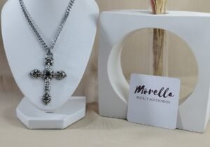Cadena fina con dije cruz gotica