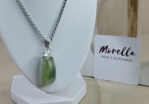 Cadena con dije jade verde