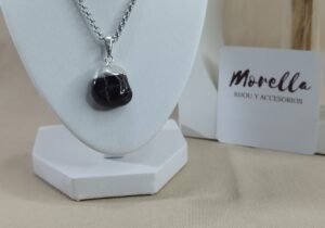 Cadena con dije granate