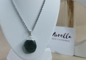 Cadena con dije de cuarzo verde