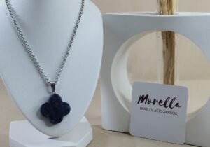Cadena con dije de lapislázuli