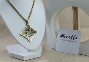 Cadena con dije nudo de bruja