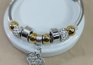 Esclava con dorado dije corazón
